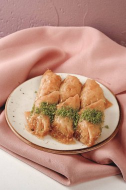 Geleneksel hindistancevizli tatlı baklavası. Ev yapımı fındıklı ve ballı baklava..