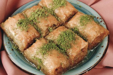 Geleneksel hindistancevizli tatlı baklavası. Ev yapımı fındıklı ve ballı baklava..