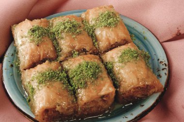 Geleneksel hindistancevizli tatlı baklavası. Ev yapımı fındıklı ve ballı baklava..