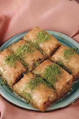 Geleneksel hindistancevizli tatlı baklavası. Ev yapımı fındıklı ve ballı baklava..