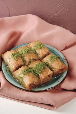 Geleneksel hindistancevizli tatlı baklavası. Ev yapımı fındıklı ve ballı baklava..