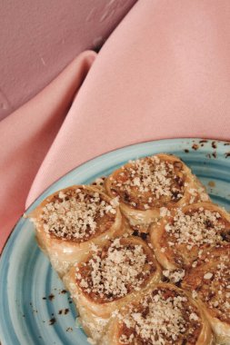 Geleneksel hindistancevizli tatlı baklavası. Ev yapımı fındıklı ve ballı baklava..