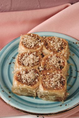 Geleneksel hindistancevizli tatlı baklavası. Ev yapımı fındıklı ve ballı baklava..