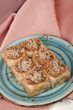 Geleneksel hindistancevizli tatlı baklavası. Ev yapımı fındıklı ve ballı baklava..