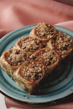 Geleneksel hindistancevizli tatlı baklavası. Ev yapımı fındıklı ve ballı baklava..
