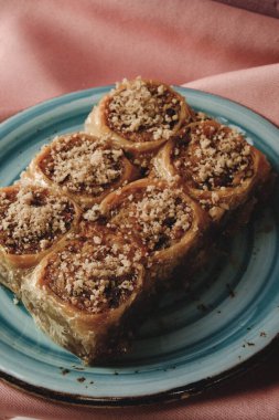 Geleneksel hindistancevizli tatlı baklavası. Ev yapımı fındıklı ve ballı baklava..