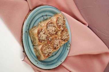 Geleneksel hindistancevizli tatlı baklavası. Ev yapımı fındıklı ve ballı baklava..