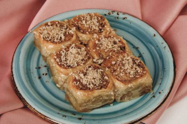 Geleneksel hindistancevizli tatlı baklavası. Ev yapımı fındıklı ve ballı baklava..