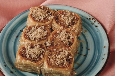 Geleneksel hindistancevizli tatlı baklavası. Ev yapımı fındıklı ve ballı baklava..