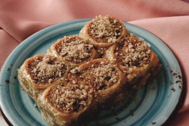 Geleneksel hindistancevizli tatlı baklavası. Ev yapımı fındıklı ve ballı baklava..