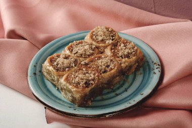 Geleneksel hindistancevizli tatlı baklavası. Ev yapımı fındıklı ve ballı baklava..