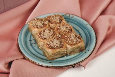 Geleneksel hindistancevizli tatlı baklavası. Ev yapımı fındıklı ve ballı baklava..