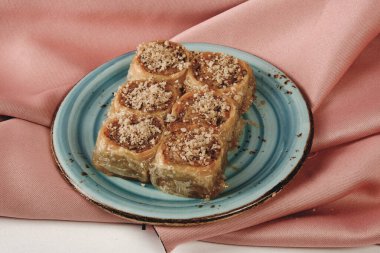 Geleneksel hindistancevizli tatlı baklavası. Ev yapımı fındıklı ve ballı baklava..