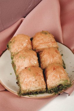 Geleneksel hindistancevizli tatlı baklavası. Ev yapımı fındıklı ve ballı baklava..