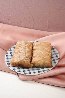 Geleneksel hindistancevizli tatlı baklavası. Ev yapımı fındıklı ve ballı baklava..
