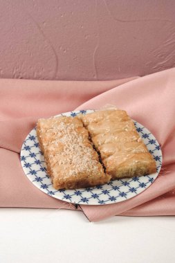 Geleneksel hindistancevizli tatlı baklavası. Ev yapımı fındıklı ve ballı baklava..