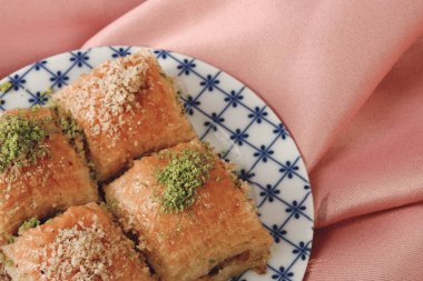Geleneksel hindistancevizli tatlı baklavası. Ev yapımı fındıklı ve ballı baklava..