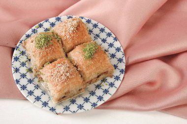 Geleneksel hindistancevizli tatlı baklavası. Ev yapımı fındıklı ve ballı baklava..