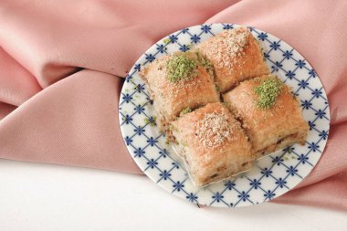 Geleneksel hindistancevizli tatlı baklavası. Ev yapımı fındıklı ve ballı baklava..