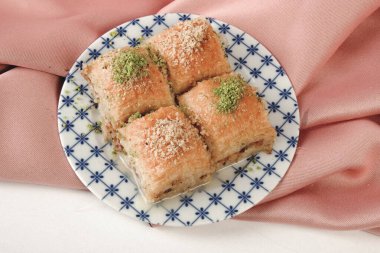 Geleneksel hindistancevizli tatlı baklavası. Ev yapımı fındıklı ve ballı baklava..
