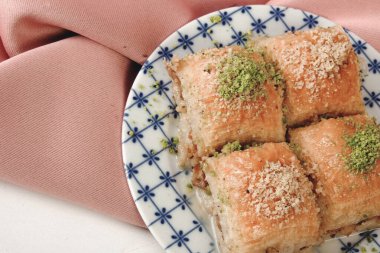 Geleneksel hindistancevizli tatlı baklavası. Ev yapımı fındıklı ve ballı baklava..