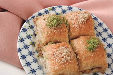 Geleneksel hindistancevizli tatlı baklavası. Ev yapımı fındıklı ve ballı baklava..