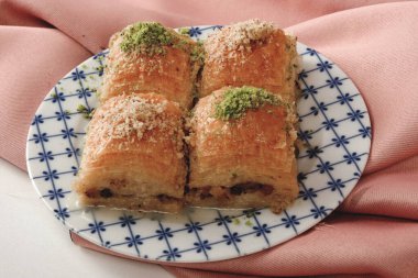 Geleneksel hindistancevizli tatlı baklavası. Ev yapımı fındıklı ve ballı baklava..