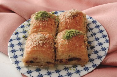 Geleneksel hindistancevizli tatlı baklavası. Ev yapımı fındıklı ve ballı baklava..