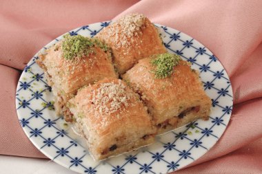 Geleneksel hindistancevizli tatlı baklavası. Ev yapımı fındıklı ve ballı baklava..