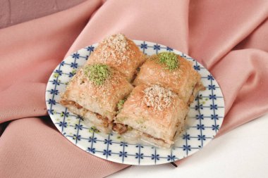 Geleneksel hindistancevizli tatlı baklavası. Ev yapımı fındıklı ve ballı baklava..