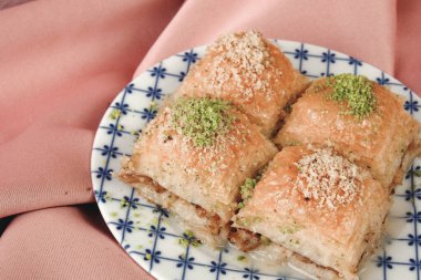 Geleneksel hindistancevizli tatlı baklavası. Ev yapımı fındıklı ve ballı baklava..