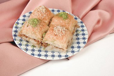 Geleneksel hindistancevizli tatlı baklavası. Ev yapımı fındıklı ve ballı baklava..