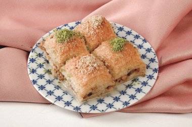 Geleneksel hindistancevizli tatlı baklavası. Ev yapımı fındıklı ve ballı baklava..