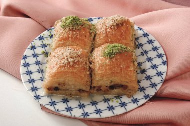 Geleneksel hindistancevizli tatlı baklavası. Ev yapımı fındıklı ve ballı baklava..