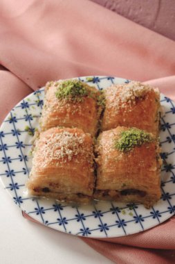 Geleneksel hindistancevizli tatlı baklavası. Ev yapımı fındıklı ve ballı baklava..