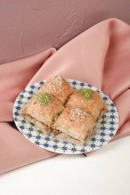 Geleneksel hindistancevizli tatlı baklavası. Ev yapımı fındıklı ve ballı baklava..
