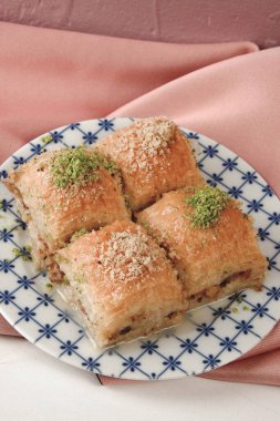Geleneksel hindistancevizli tatlı baklavası. Ev yapımı fındıklı ve ballı baklava..