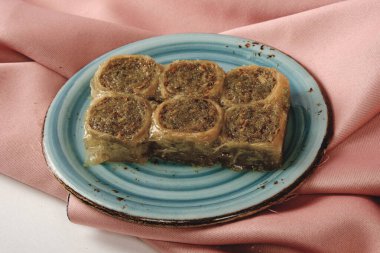 Geleneksel hindistancevizli tatlı baklavası. Ev yapımı fındıklı ve ballı baklava..