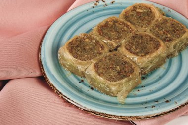 Geleneksel hindistancevizli tatlı baklavası. Ev yapımı fındıklı ve ballı baklava..