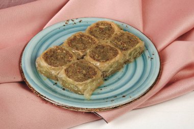 Geleneksel hindistancevizli tatlı baklavası. Ev yapımı fındıklı ve ballı baklava..