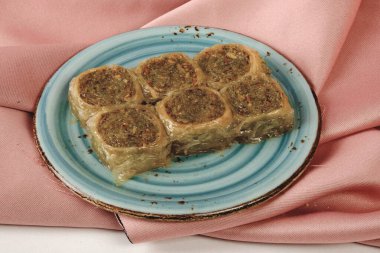 Geleneksel hindistancevizli tatlı baklavası. Ev yapımı fındıklı ve ballı baklava..
