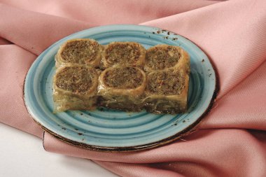 Geleneksel hindistancevizli tatlı baklavası. Ev yapımı fındıklı ve ballı baklava..