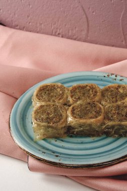 Geleneksel hindistancevizli tatlı baklavası. Ev yapımı fındıklı ve ballı baklava..