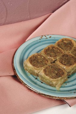 Geleneksel hindistancevizli tatlı baklavası. Ev yapımı fındıklı ve ballı baklava..