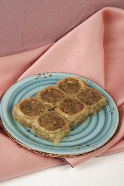 Geleneksel hindistancevizli tatlı baklavası. Ev yapımı fındıklı ve ballı baklava..