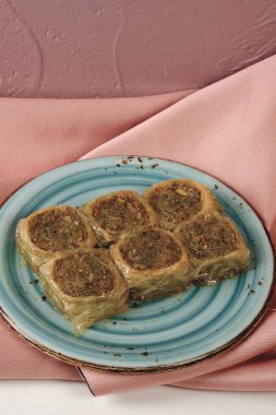 Geleneksel hindistancevizli tatlı baklavası. Ev yapımı fındıklı ve ballı baklava..