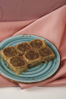 Geleneksel hindistancevizli tatlı baklavası. Ev yapımı fındıklı ve ballı baklava..