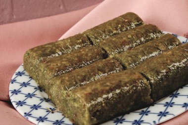 Geleneksel hindistancevizli tatlı baklavası. Ev yapımı fındıklı ve ballı baklava..