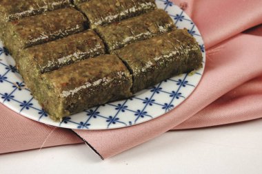 Geleneksel hindistancevizli tatlı baklavası. Ev yapımı fındıklı ve ballı baklava..