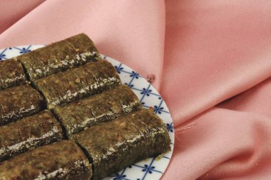 Geleneksel hindistancevizli tatlı baklavası. Ev yapımı fındıklı ve ballı baklava..